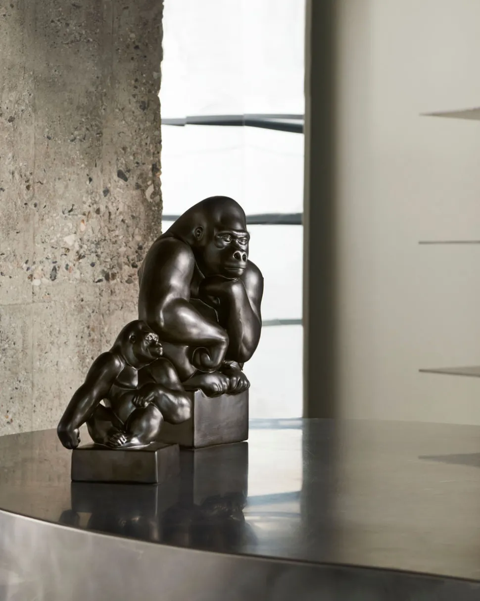 Gorilla med hagen hvilende på skulderen, 20 cm